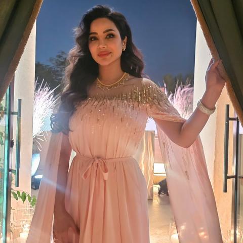 لجين عمران تختار فستان زهري ناعم في أمسية جمعية زهرة لسرطان الثدي