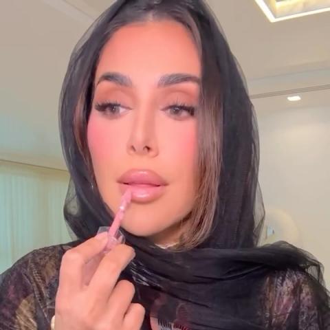 هدى قطان تختار فستان منقش من اترو وعباية من موزان