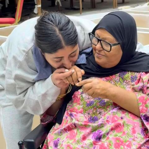 شجون الهاجري مع والدتها بالتبني - صورة معدلة من السوشيال ميديا