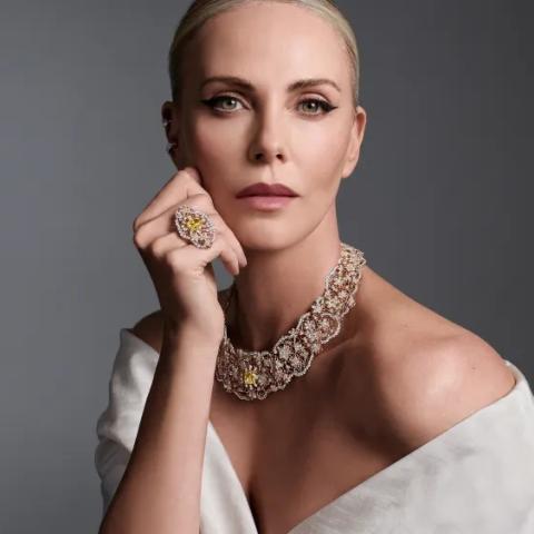 شارليز ثيرون تتألق في أول حملة مجوهرات راقية من ديور