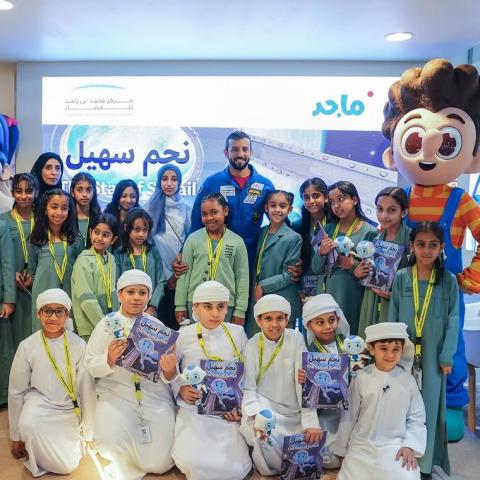 سلطان النيادي يوقّع قصة &quot;نجم سهيل&quot; في معرض أبوظبي الدولي للكتاب