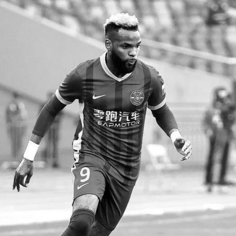 وفاة اللاعب آرون بوبيندزا  - Aaron Boupendza