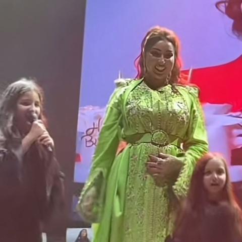 دنيا بطمة مع أولادها على المسرح