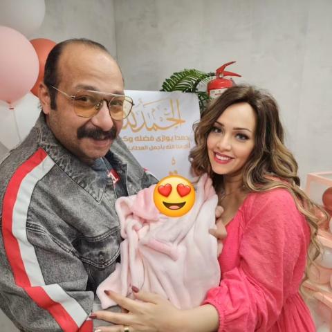 محمد ثروت مع زوجته وطفلتهم &quot;قمر&quot;