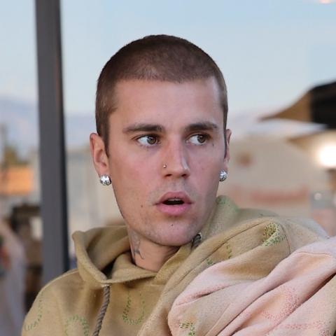 جاستن بيبر ينفعل على الباباراتزي - مصدر من اكس