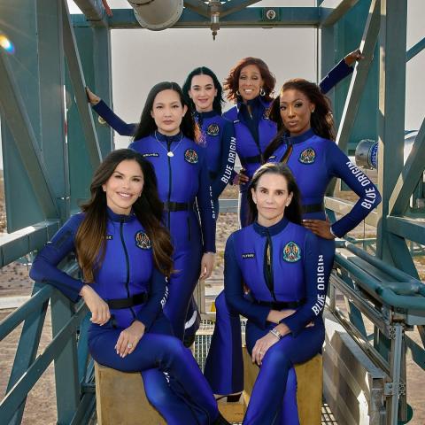 كاتي بيري - Katy Perry -  لورين سانشيز - Lauren Sánchez - غايل كينغ - Gayle King - عائشة بو - Aisha Bowe -  أماندا نغوين - Amanda Nguyen -  كيريان فلين - Kerianne Flynn - بلو أوريجن - Blue Origin