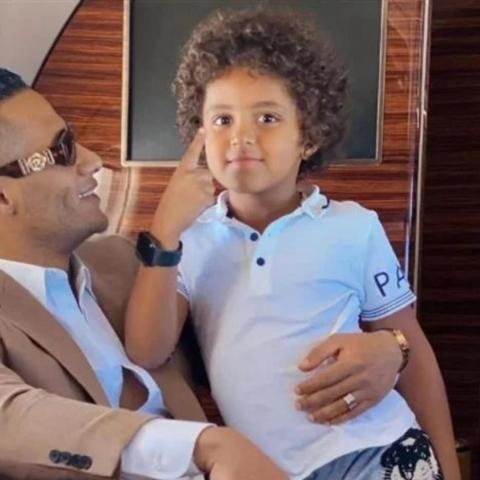 محمد رمضان برفقة ابنه