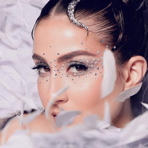 ماريلين نعمان بلوك جديد: مكياج مشرق وحبيبات ستراس