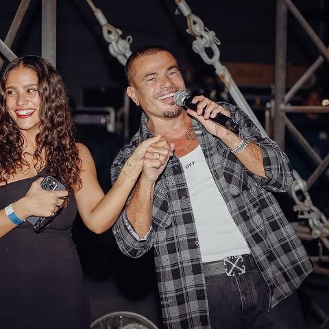 جنا ترافق والدها عمرو دياب على المسرح في أبو ظبي