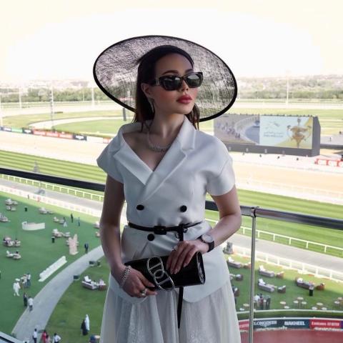 أسماء إبراهيم باطلالة ريترو من ديور وهيرميس في كأس دبي العالمي للخيول