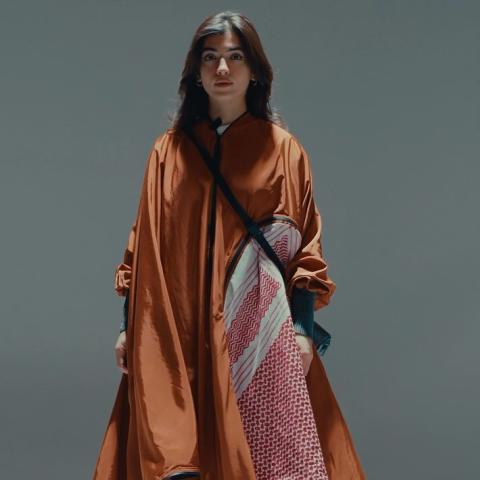 سمو الشيخ حمدان ينشر فيديو لمصممة فلسطينية ابتكرت تصميم جاكيت الخيمة