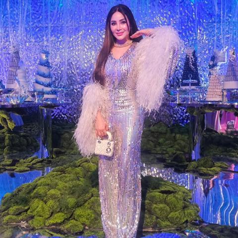 لجين عمران تخطف الأنظار بإطلالة من الترتر والريش في حفل زفاف الأميرة حصة