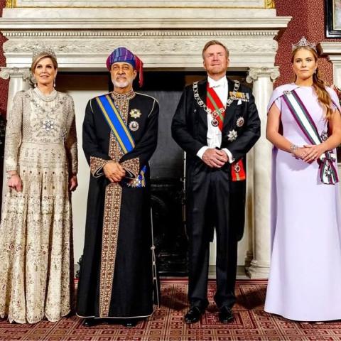 العائلة الملكبة مع سلطان عمان