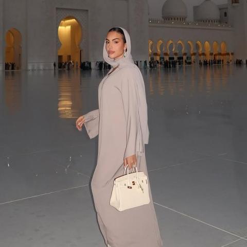 جورجينا رودريغيز في مسجد الشيخ زايد الكبير: عباية راقية واحترام للمكان