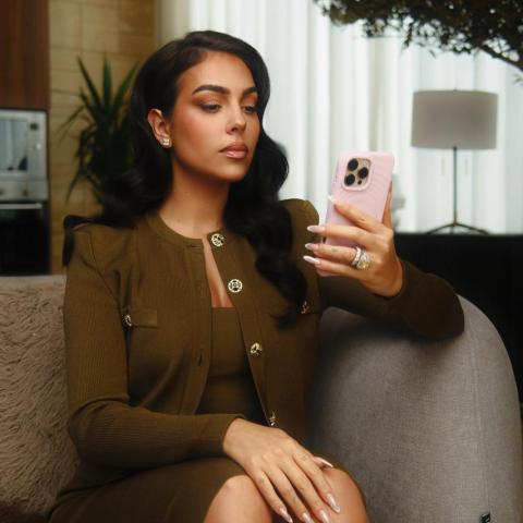 جورجينا رودريغيز تتألق بإطلالة زيتية أنيقة في أحد الإعلانات