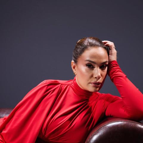 هند صبري تتألق بفستان أحمر ومكياج برونزي