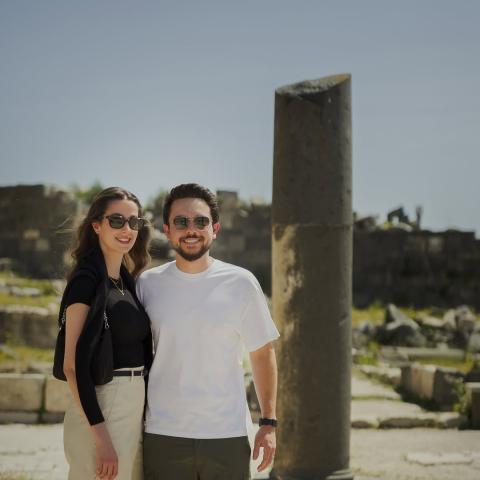 الأمير الحسين والأميرة رجوة في شمال الأردن: أناقة عفوية تواكب الربيع