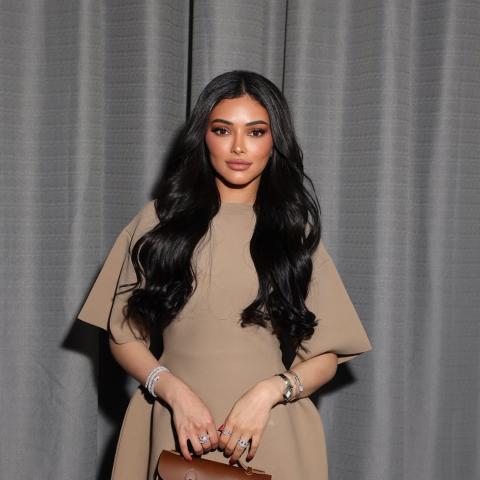 شوق الهادي بإطلالة عصرية من بالنسياغا بتفاصيل هندسية جريئة