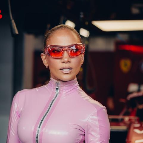 جينيفر لوبيز تخطف الأنظار بإطلالة مستقبلية في سباق الجائزة الكبرى بالسعودية