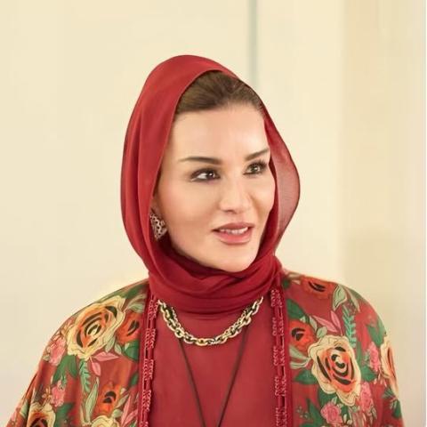 الشيخة موزا تتألق بعباية موردة من تصميمها ومجوهرات كارتييه