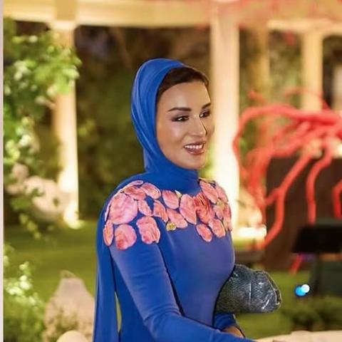 الشيخة موزا تختار الفستان الأزرق المطرز بالورود من سكياباريللي