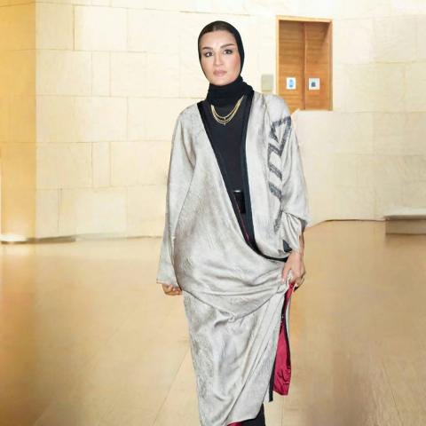 الشيخة موزا: أناقة شرقية لافتة بالعباية السيلفر