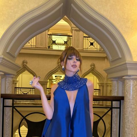 ميريام فارس بفستان نيلي بقصة غريبة في قطر