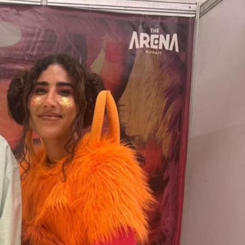 إطلالة ليلى عبدالله في مسرحيتها: الألوان الجريئة والتفاصيل المدهشة