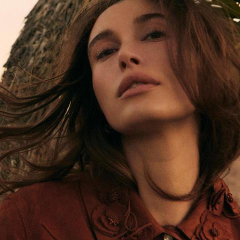 هايلي بيبر Hailey Bieber -  غلاف عدد صيف 2025 - مجلة فوغ Vogue
