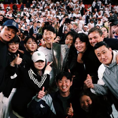 سون يحتفل بالكأس وسط الأهل والأصدقاء