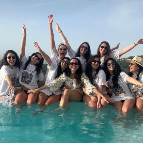 ستيفاني عطاالله مع صديقاتها