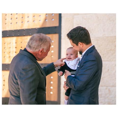 الملك عبد الله الثاني يحتضن حفيدته الأميرة إيمان بلحظة عائلية مؤثرة