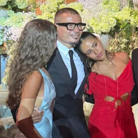 عمرو دياب وسط بناته جنى وكنزي