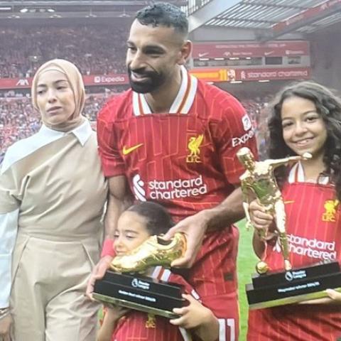 محمد صلاح يحتفل مع عائلته