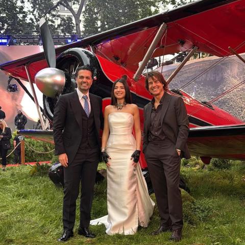 نارين بيوتي بإطلالة أنيقة مع إكسسوارات جريئة خلال لقائها مع توم كروز