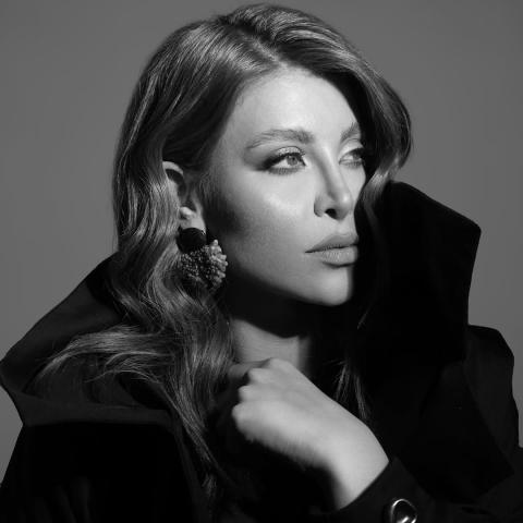 نور علي: أسلوب جريء بتصاميم محددة تبرز حضورها في عالم الموضة