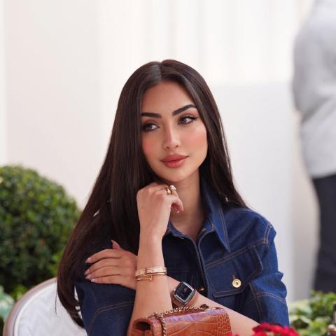 نور الغندور باطلالة من الجينز تجمع العصرية والراحة