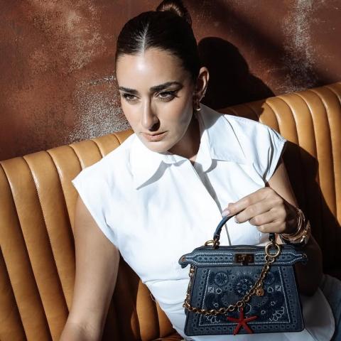 أمينة خليل تتألق بإطلالة عصرية من توقيع فندي