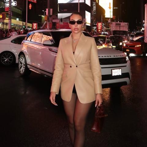 جورجينا رودريغيز بفستان البليزر القصير وحقيبة هيرميس في نيويورك