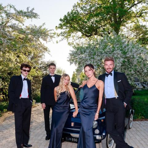 ديفيد وفيكتوريا بيكهام باطلالة لافتة بمناسبة عيده الخمسين