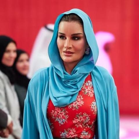 الشيخة موزا تختار فستان أحمر بطابع ربيعي من  Ulyana Sergeenko