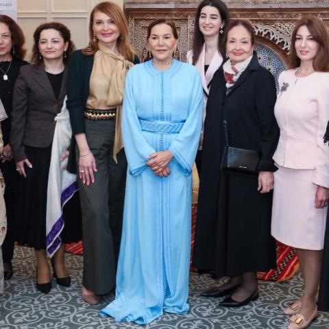 الأميرة لالا حسناء بقفطان باللون الأزرق ومجوهرات من علامة ابنتها