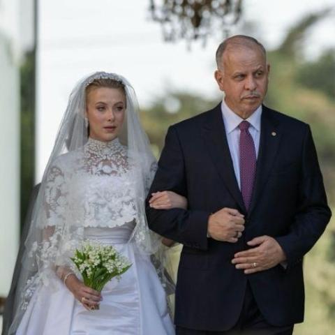 فستان زفاف الأميرة عائشة بنت فيصل من الساتان والدانتيل وتاج ماسي