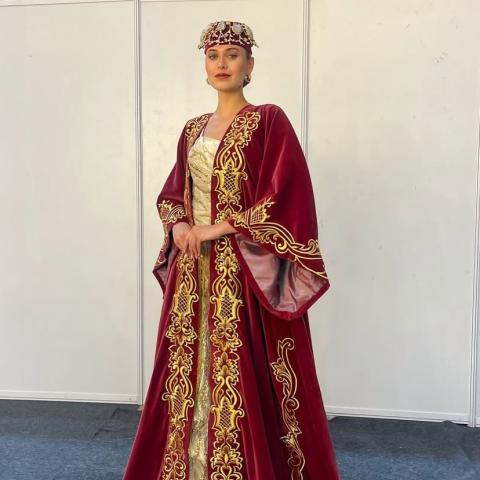 ندى كوسا باطلالة من التراث اللبناني مطرزة بالخيوط الذهبية