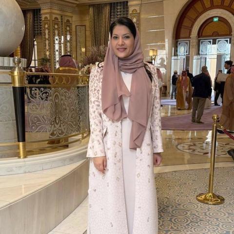 الأميرة ريما بنت بندر بعباية مطرزة لافتة من هنيدة خلال توديع ترامب