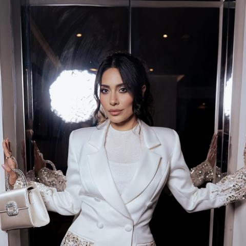 إطلالة أنيقة لـ إلهام علي في كان من خلال بدلة بيضاء ومجوهرات ماسية