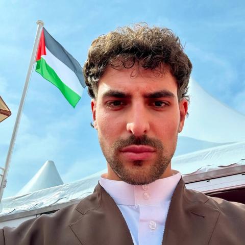 سانت ليفانت في &quot;كان&quot; بالجلابية البيضاء والبليزر