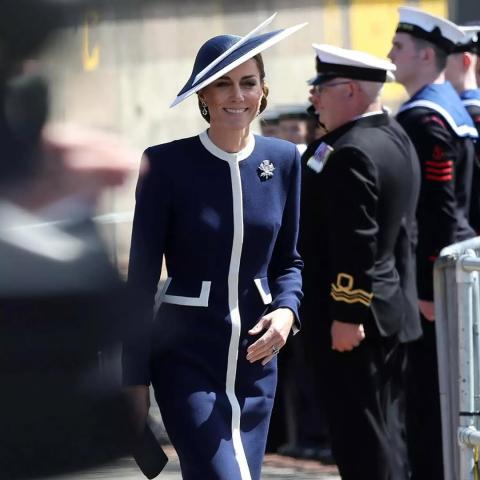 كيت ميدلتون تعتمد إطلالة بحرية خلال زيارتها إلى اسكتلندا