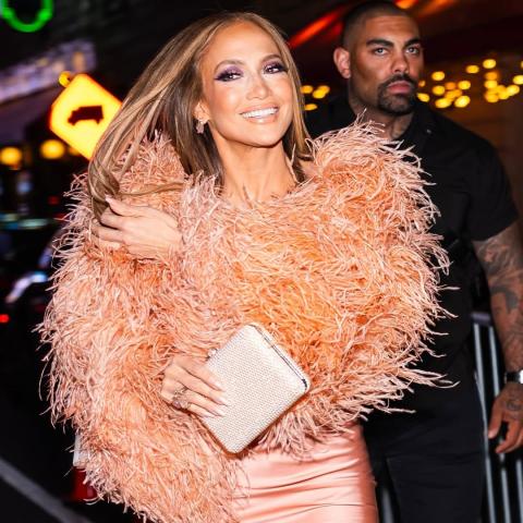 جينيفر لوبيز باطلالة من الساتان والريش في نيويورك