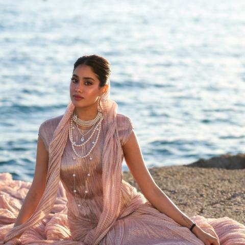 جانفي كابور في كان بإطلالة تراثية عصرية من توقيع تارون طاهلياني